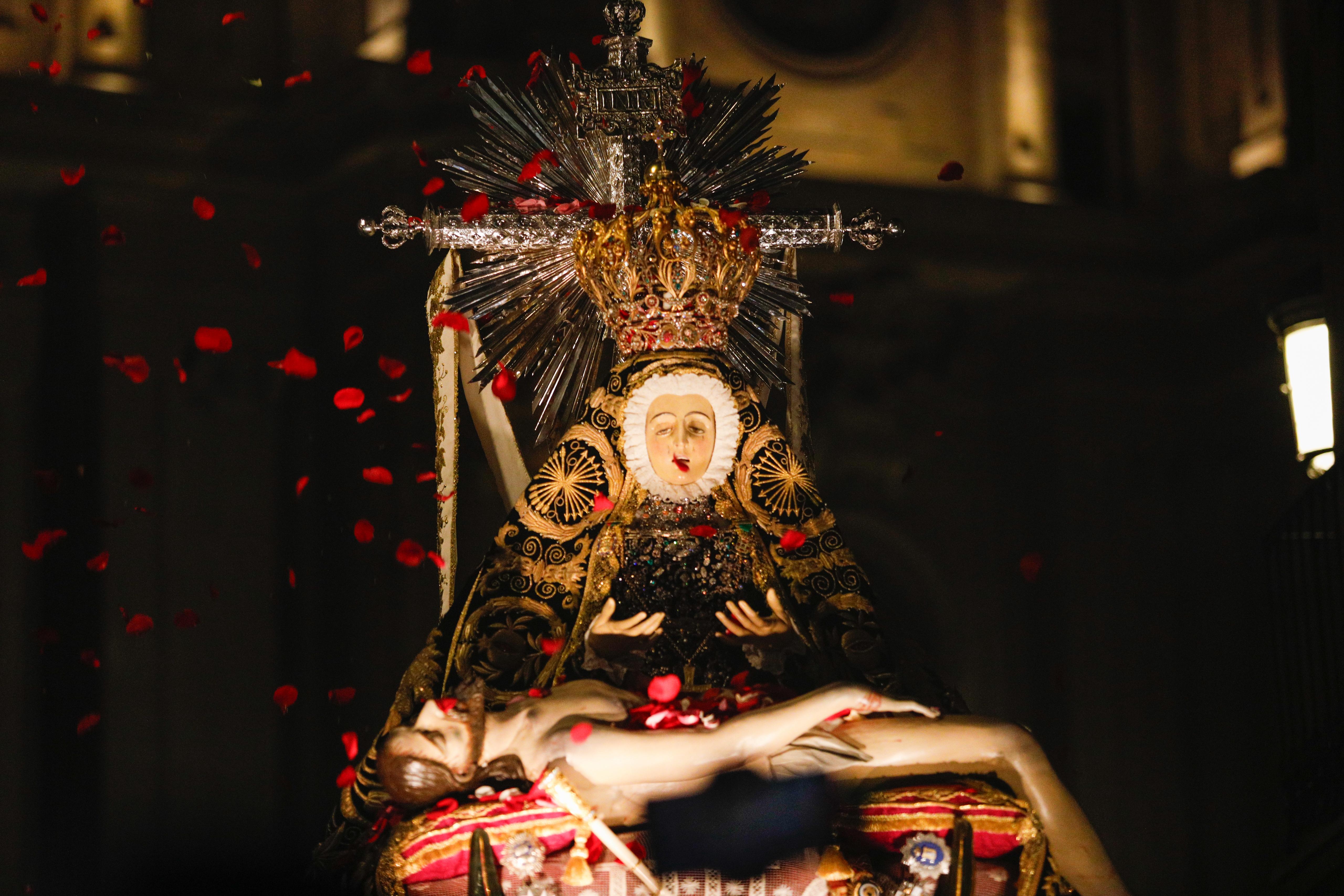 Las imágenes de la procesión de la Patrona por las calles de Granada