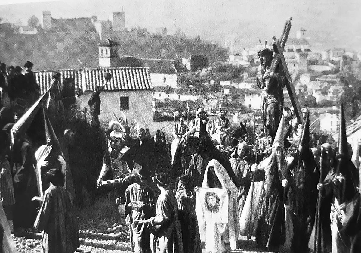 La Hermandad del Viacrucis, subiendo a San Miguel.