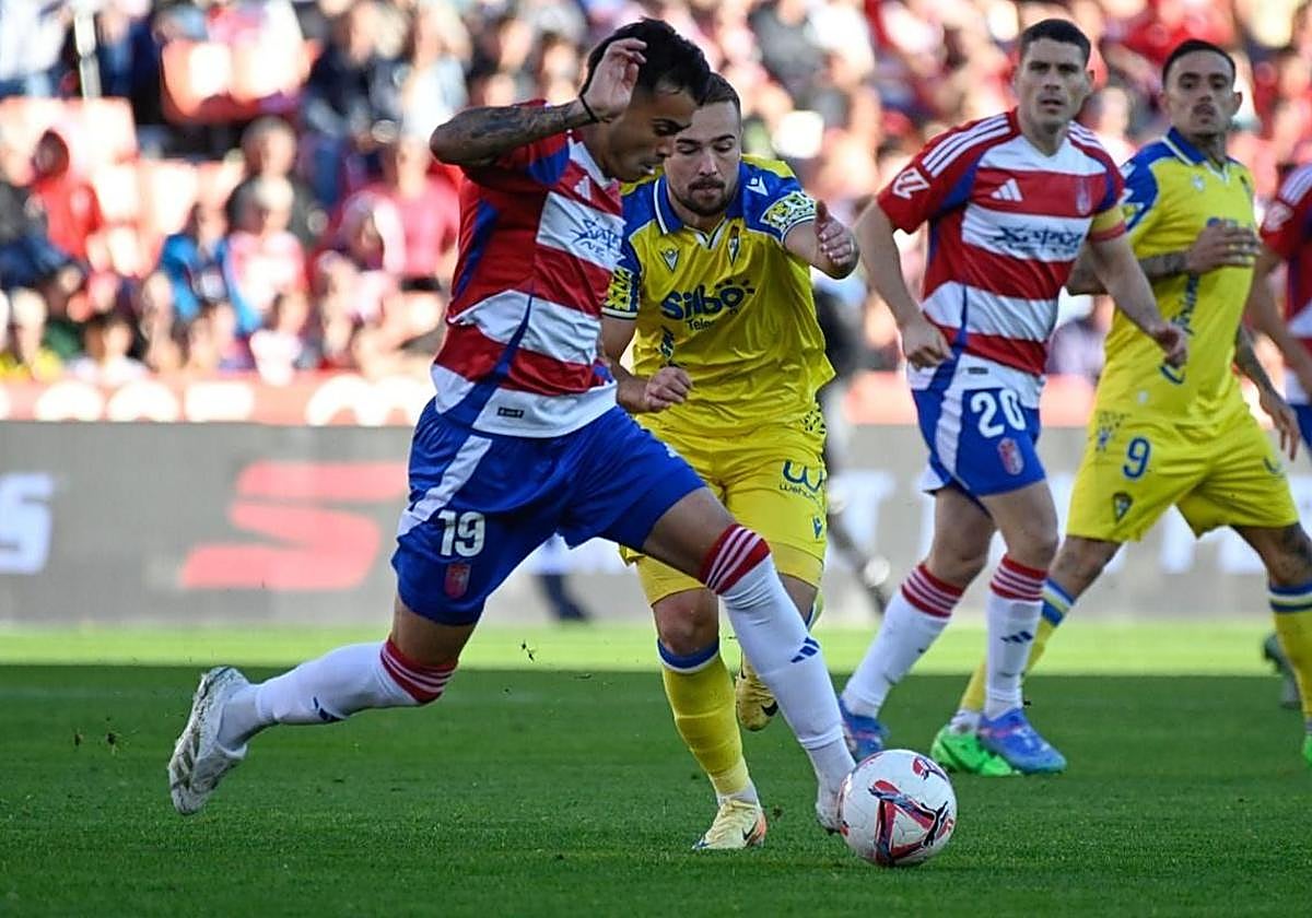 Reinier intenta marcharse de Ontiveros durante el derbi de la temporada pasada.