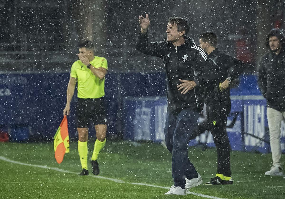 Pacheta espolea a sus futbolistas bajo la tormenta.