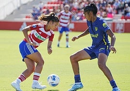 La rojiblanca Laura Pérez encara a la colchonera Gaby.