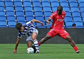 Mikel Rodriguez protege un balón antes de lesionarse.