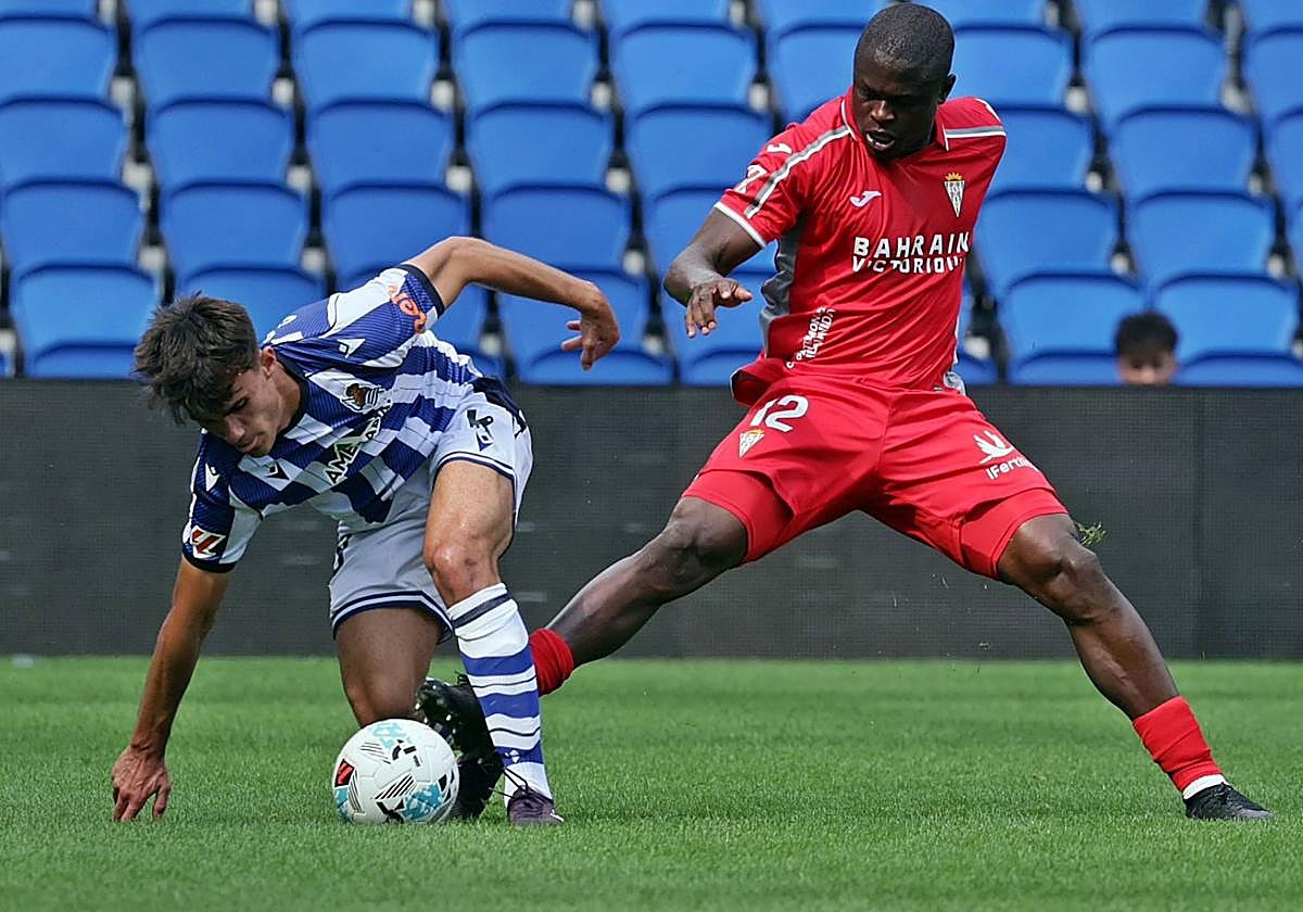 Mikel Rodriguez protege un balón antes de lesionarse.