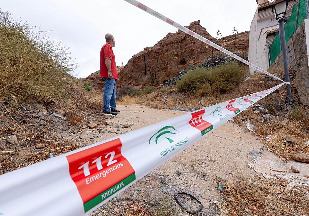 Julio vive junto a la ladera en la que se producen los derrumbes