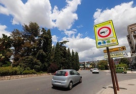 Cartel de señalización de la zona de bajas emisiones en Granada.