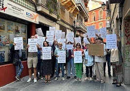 Vecinos de la zona se han concentrado esta mañana junto al centro.