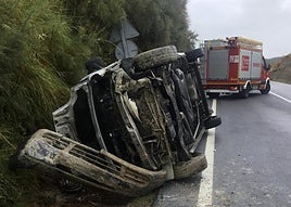 Los bomberos de Baza rescatan a una mujer atrapada al volcar su coche.