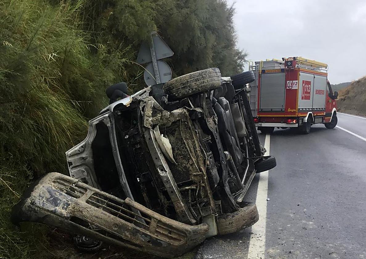 Los bomberos de Baza rescatan a una mujer atrapada al volcar su coche.