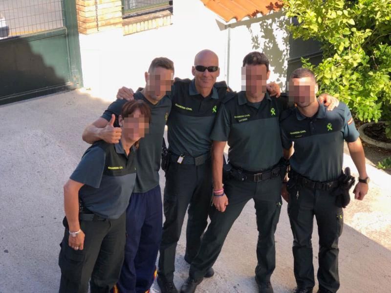 El agente José Manuel Arcos en el centro, en una imagen con sus compañeros.