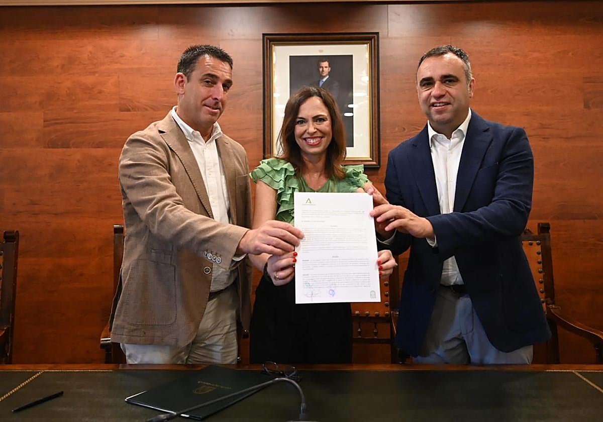Firma del acuerdo entre la consejera de Fomento, Rocío Díaz, junto al alcalde de Alhendín, Jorge Sánchez, y en presencia del presidente de la Diputación de Granada, Francisco Rodríguez, a mediados de junio.