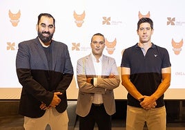 De izquierda a derecha, Ramón Díaz, Óscar Fernández-Arenas y Eloy Almazán, durante el desayuno informativo.