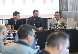 A la derecha, el presidente del Covirán Granada, Óscar Fernández-Arenas.