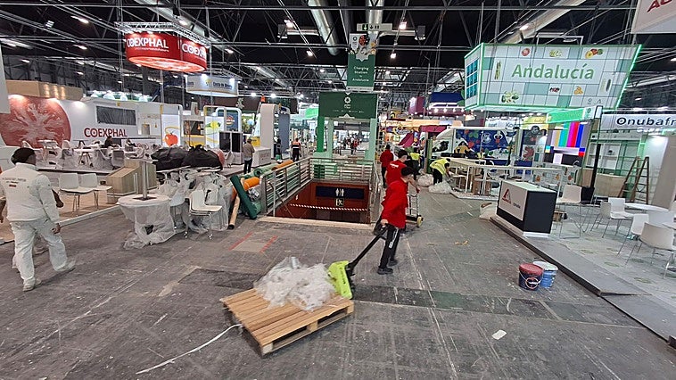 Preparativos en la víspera de la inauguración en la zona de expositores de Almería y Andalucía.