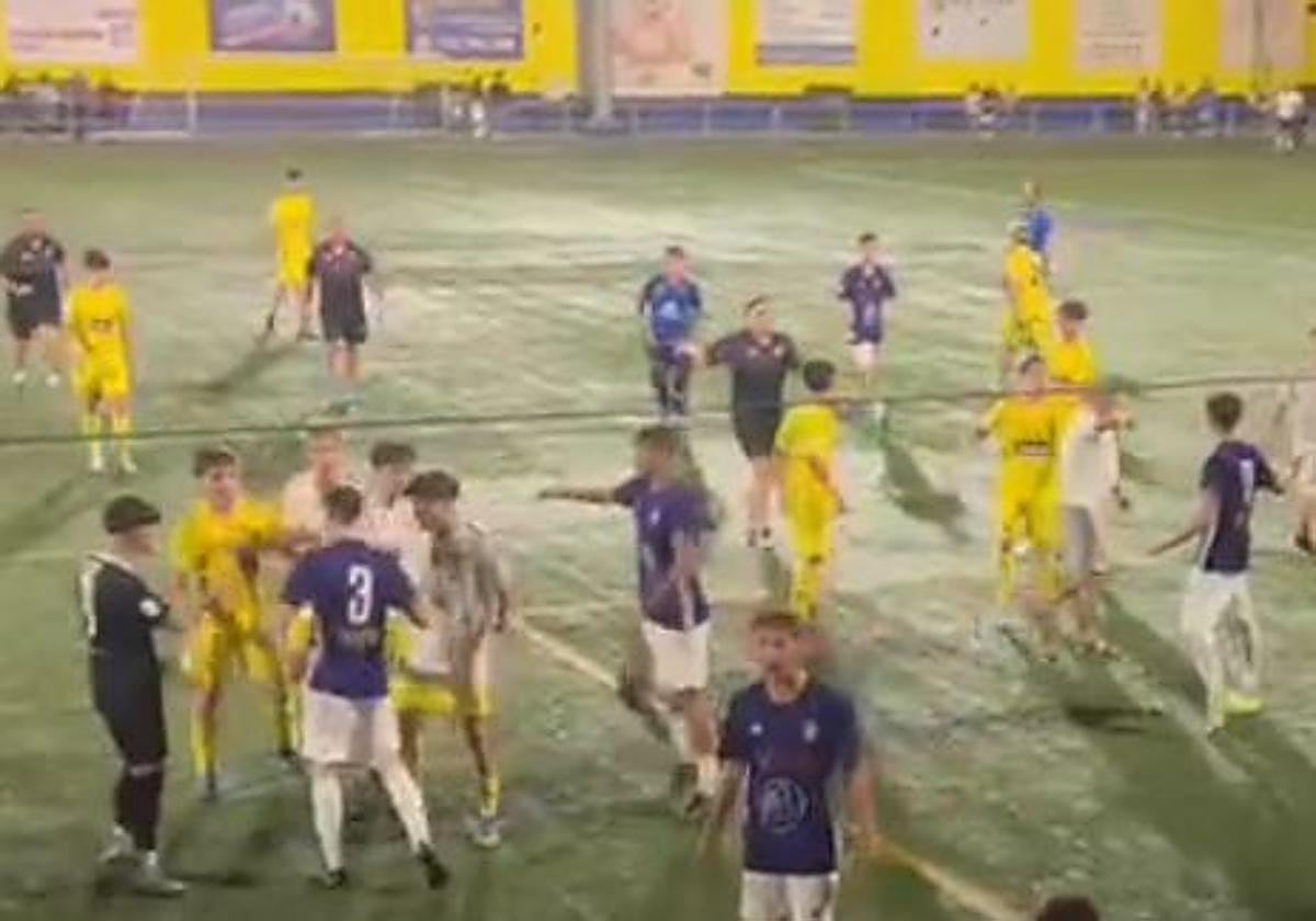 Jugadores de Huétor Tájar y Atarfe Industrial, durante la pelea.