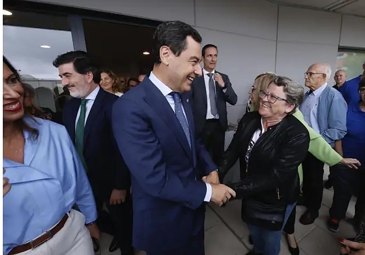 Juanma Moreno saluda a una de las beneficiarias de los apartamentos para mayores entragados en Córdoba.
