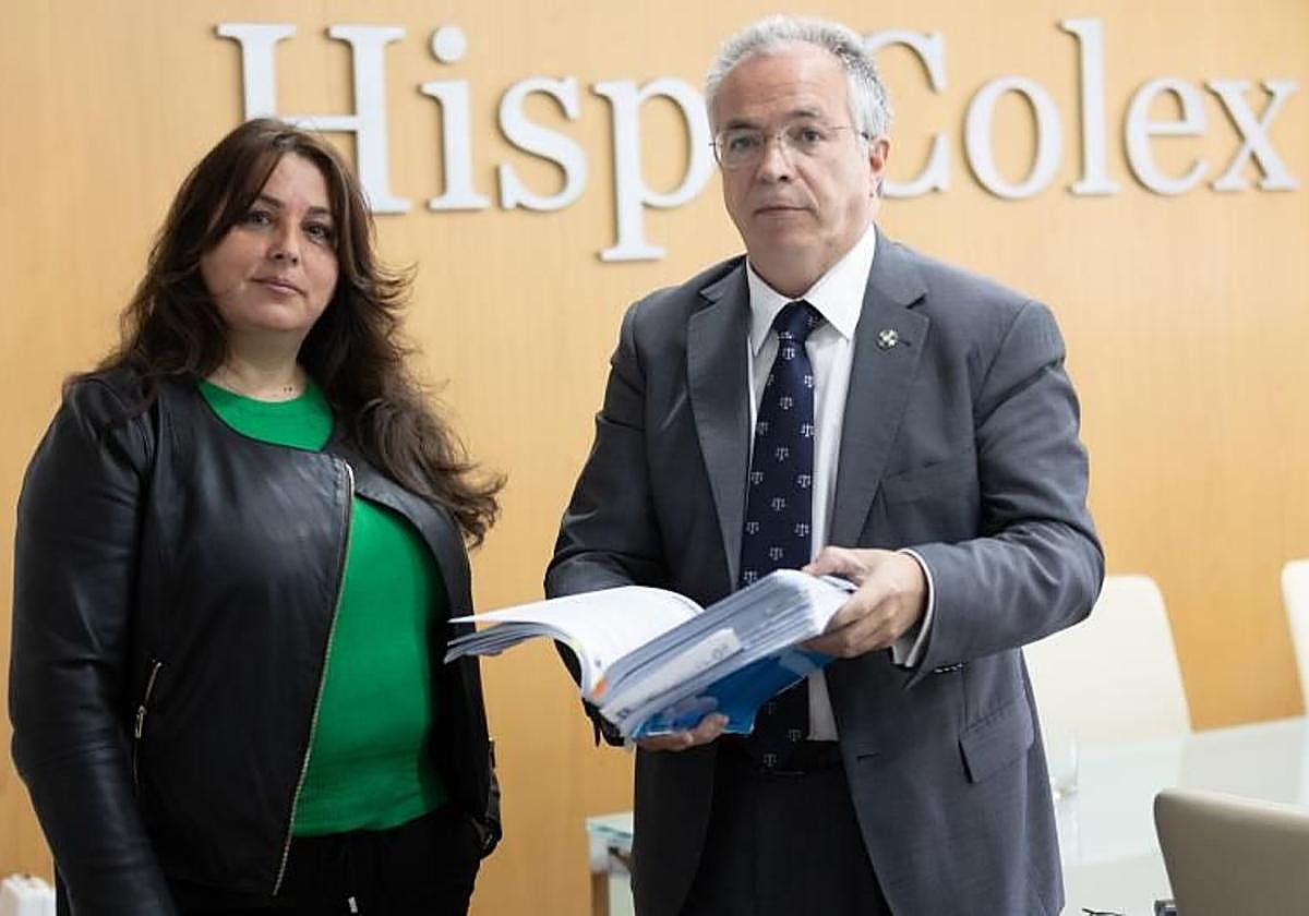 Raquel y su abogado, Javier López y García de la Serrana.