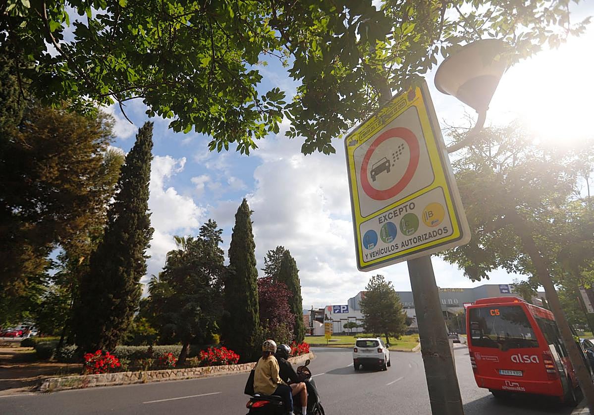Cartel de señalización de la zona de bajas emisiones en Granada.