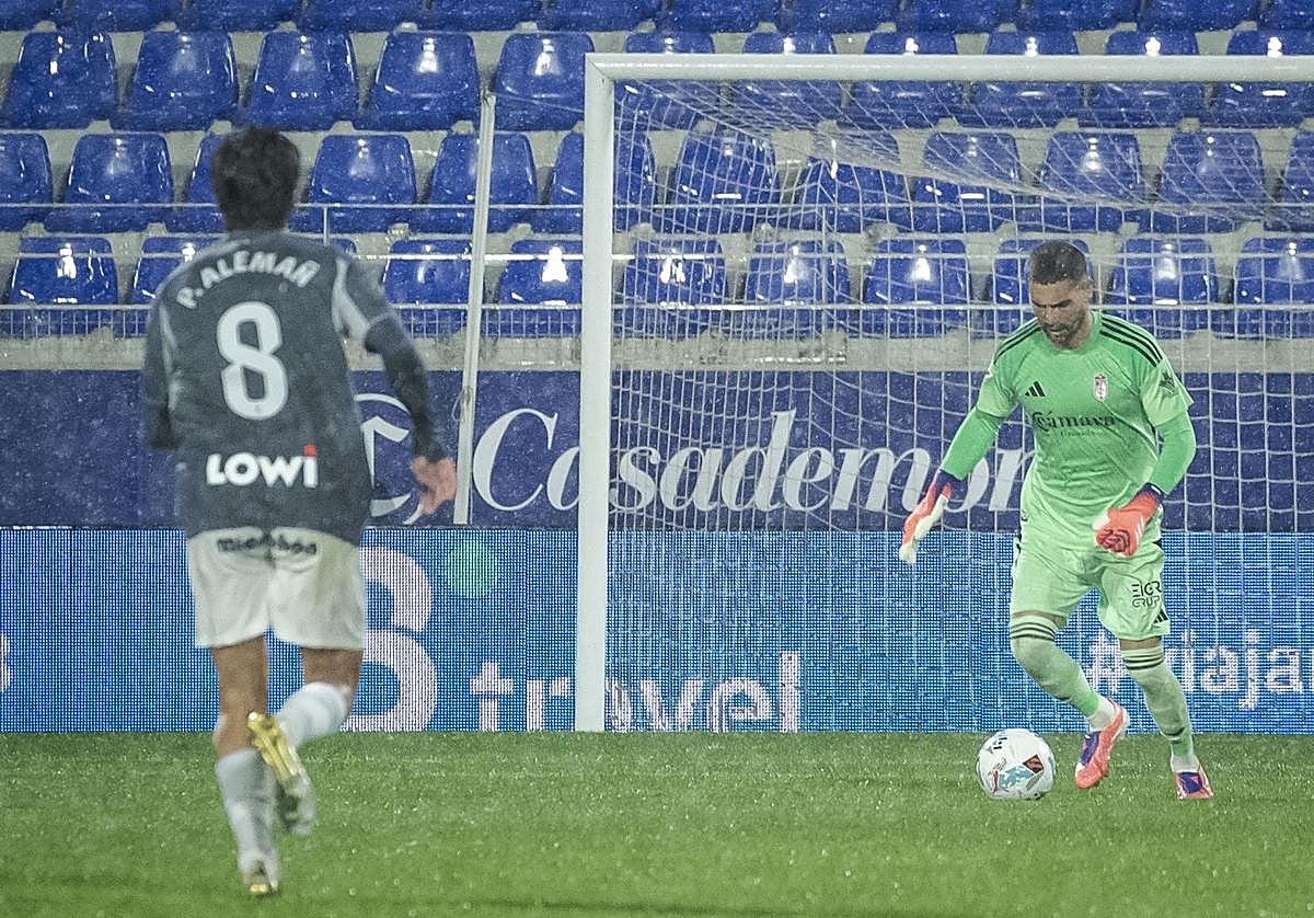 Luca Zidane recibe la pelota con los pies durante el partido, con Alemañ delante.