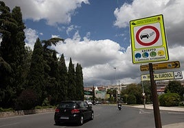 Cartel de señalización de la zona de bajas emisiones en Granada.