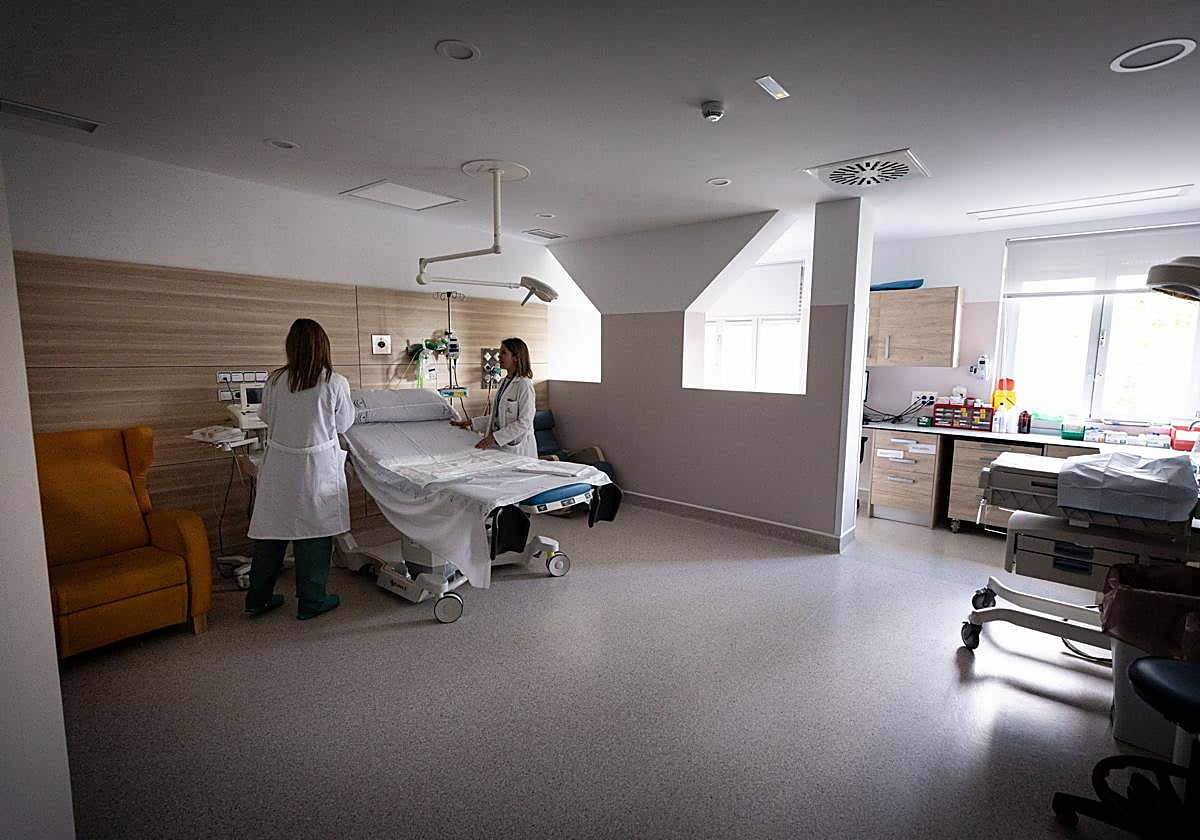 Doctoras en una habitación del Virgen de las Nieves.