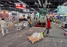 Preparativos en la víspera de la inauguración en la zona de expositores de Almería y Andalucía.