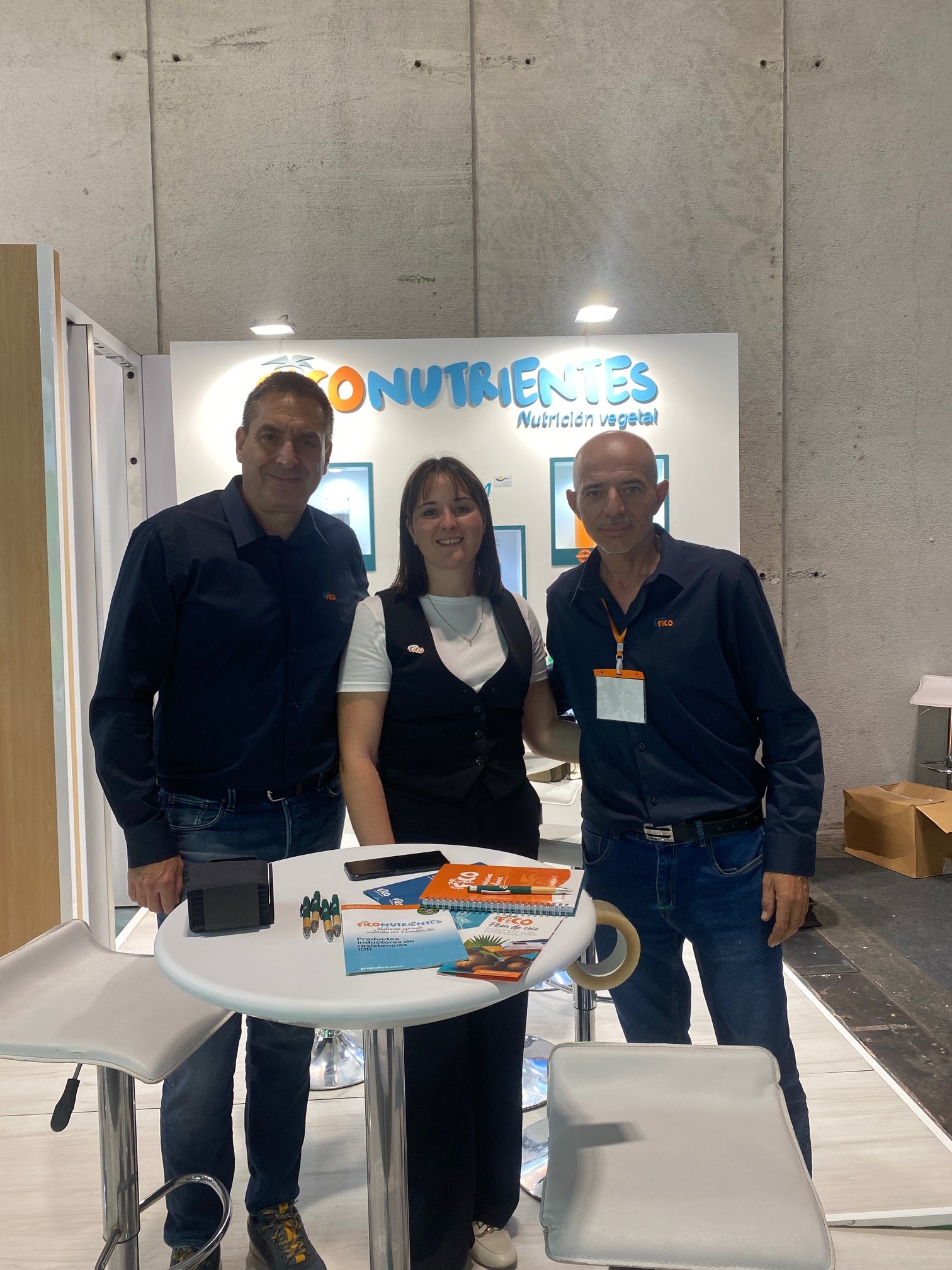 Noemí Martínez, directora de Marketing de Grupo FICO, junto a dos compañeros.