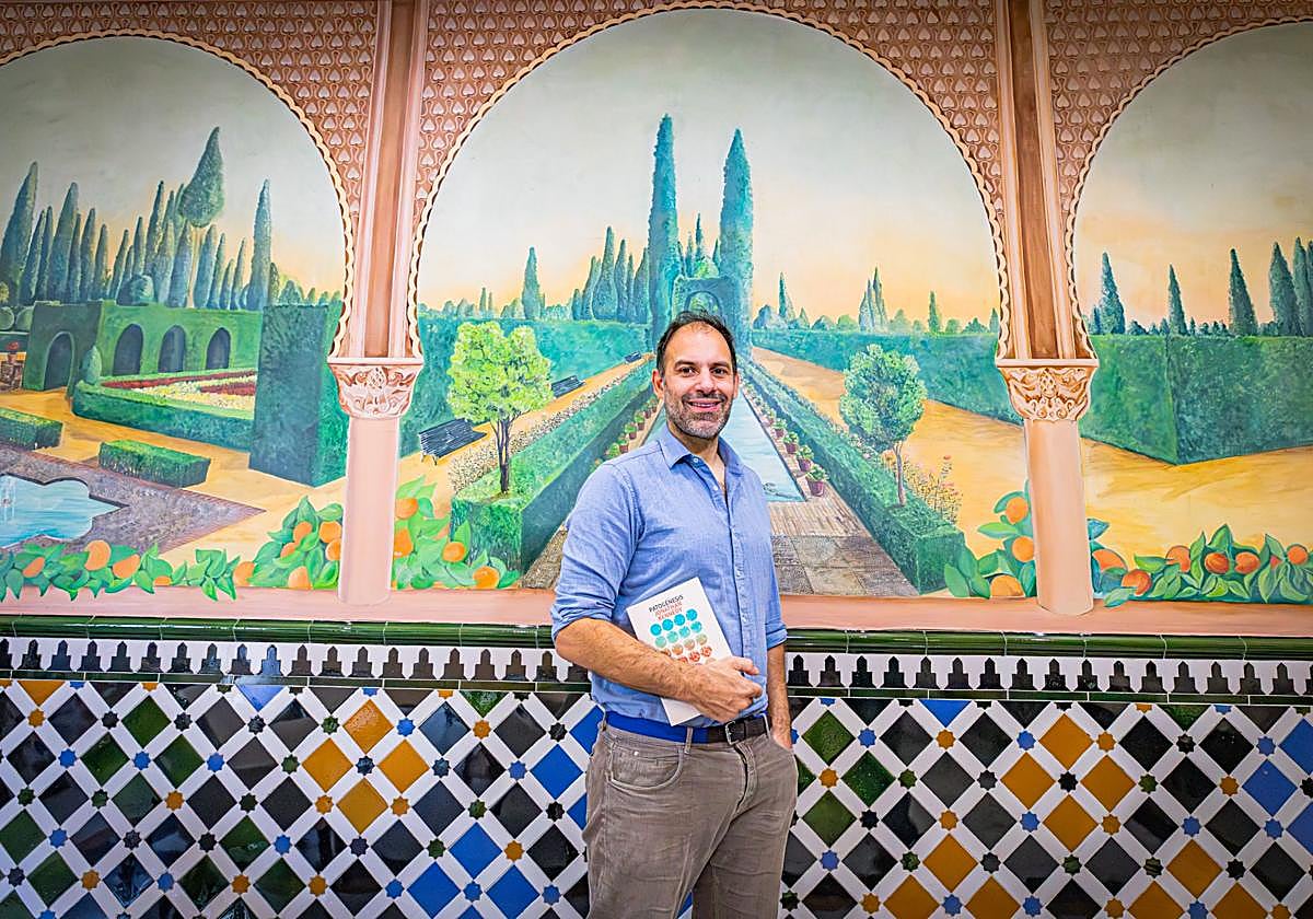 Jonathan Kennedy, con un ejemplar de su libro 'Patogénesis', en una de las salas del Hotel Saray.