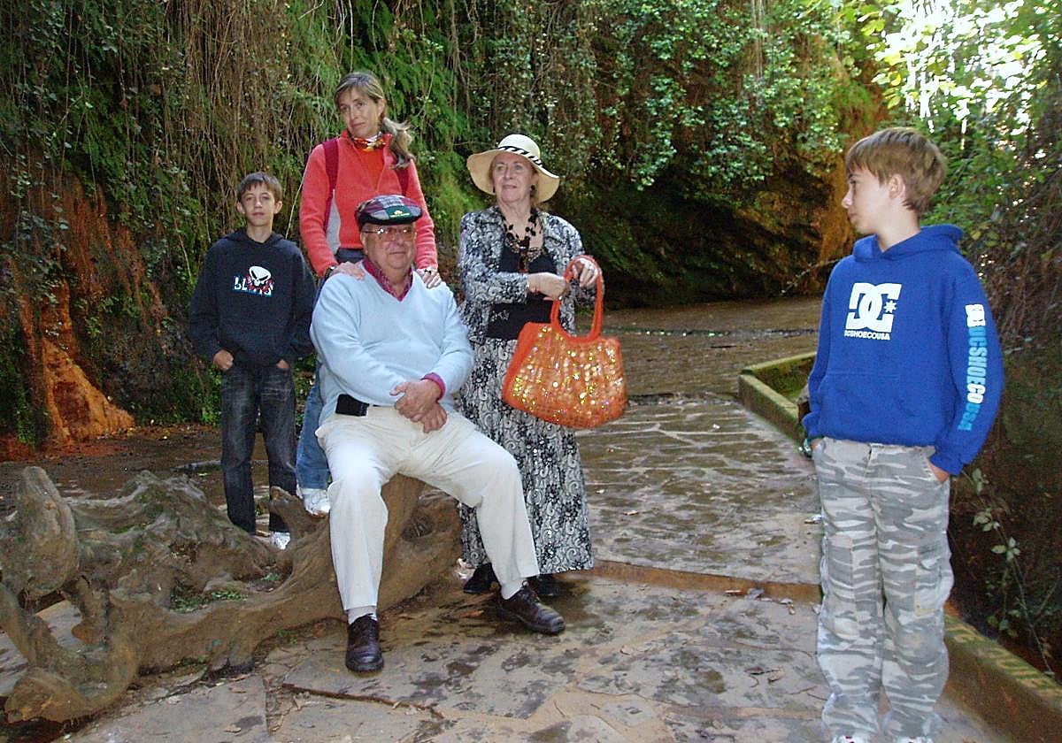 Remedio Nieto del Río con su esposo Juan y sus nietos en un paraje rural de Pórtugos.