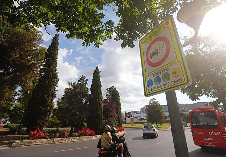 Señal de la zona de bajas emisiones en uno de los accesos a Granada.