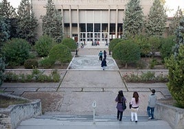 Se impartirá en la Facultad de Filosofía y Letras, que es donde se desarrollan los dos grados: Historia (150 plazas este curso) y Arqueología (65).