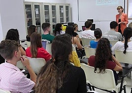 Clase de la profesora María Adelaida Álvarez