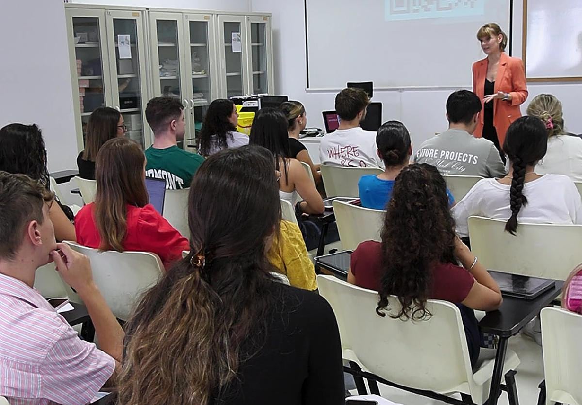 Clase de la profesora María Adelaida Álvarez