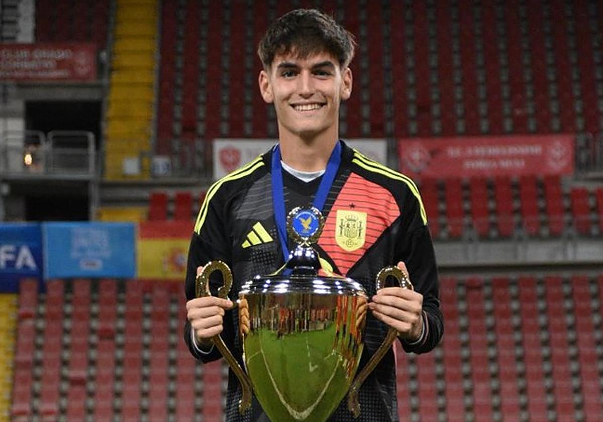 Carlos Guirao levanta un trofeo con las categorías inferiores de la selección española.