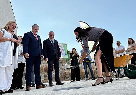 La consejera Loles López coloca la primera piedra de la residencia