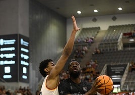 El pívot Babatunde mira al aro en el partido contra el UCAM Murcia.