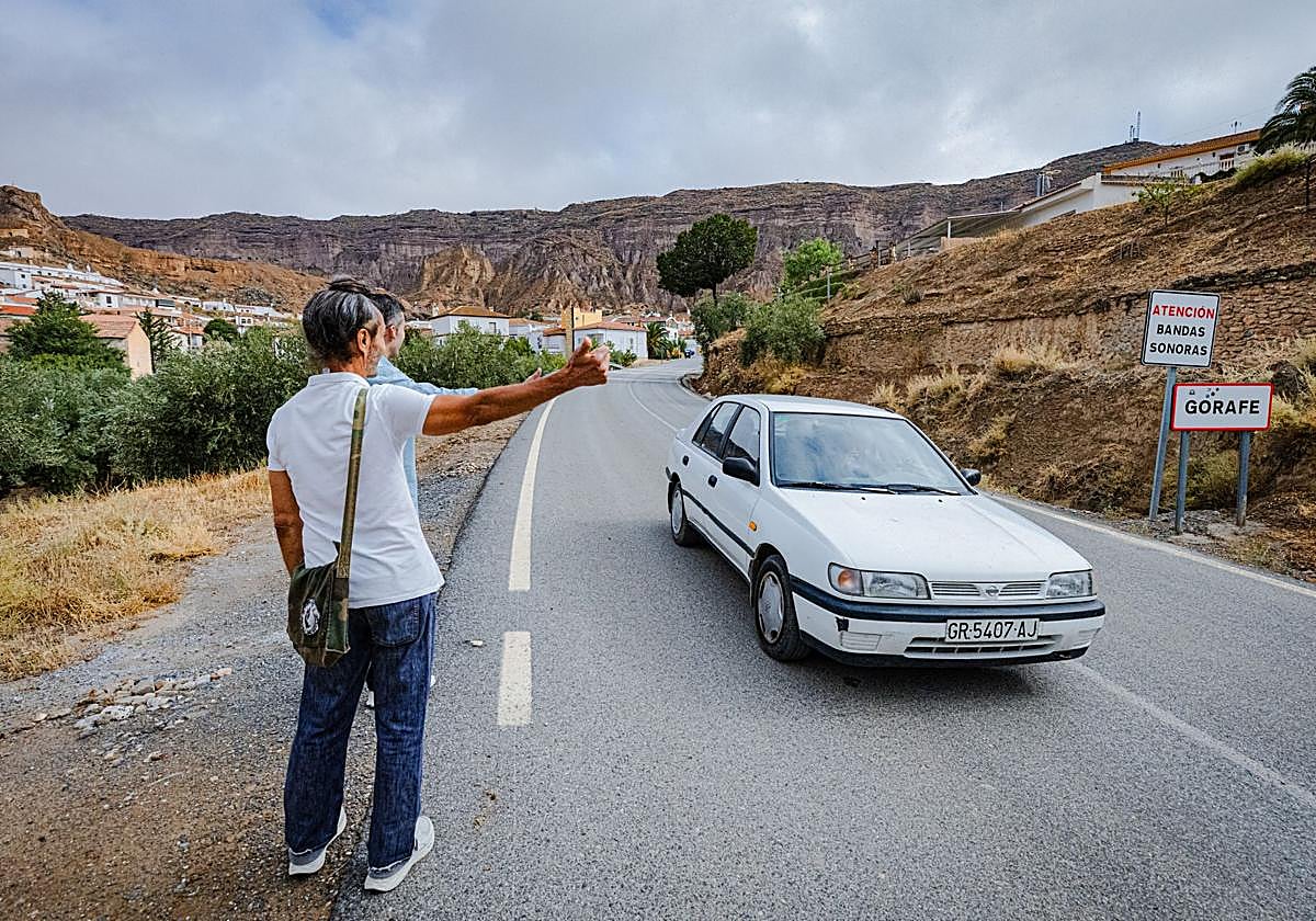 Sergio y Prassad hacen autostop en Gorafe