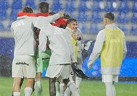 Futbolistas del Granada en el banquillo celebran la victoria en Huesca.