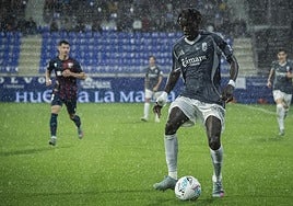 Souleymane Faye conduce un balón en Huesca.