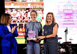 Lauri y María del Carmen Rodríguez Zurita recogen el premio de AMEGA al Granada femenino.