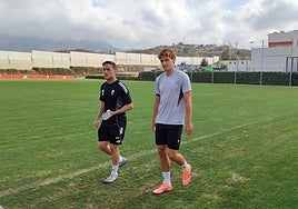 Jorge Pascual, a la derecha, junto al readaptador Manu Dimas.