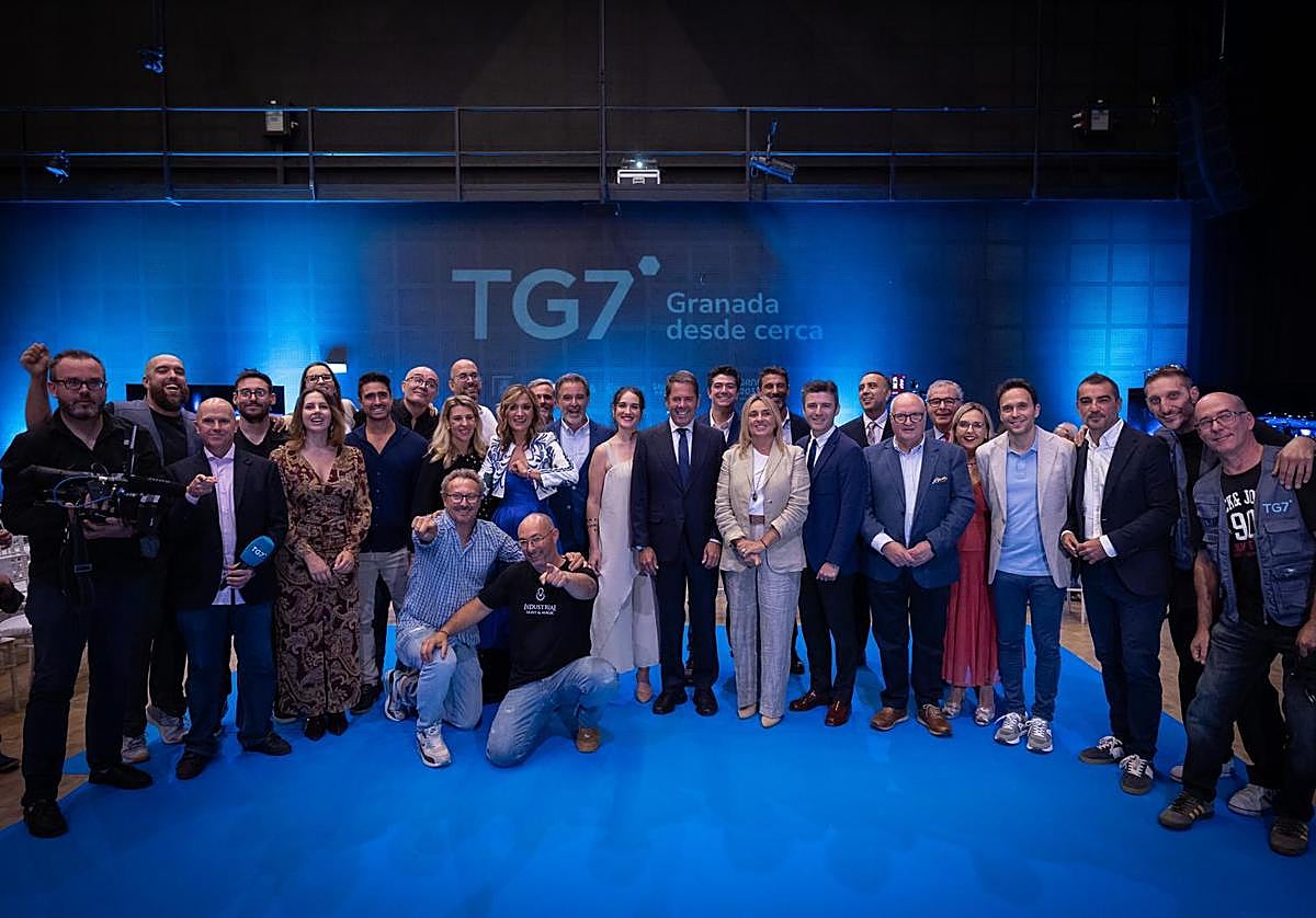 Marifrán Caraza y Gerardo Cuerva con el equipo de TG7.