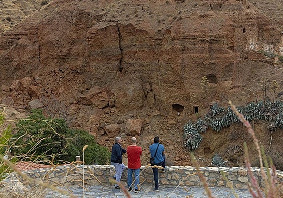 Grieta en el cerro del Castillejo