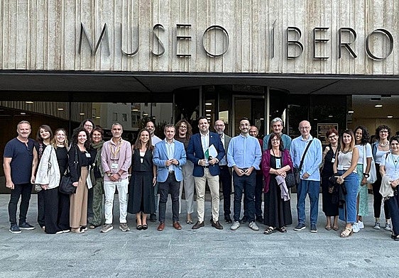 Julio Millán con los distintos participantes en la jornada sobre los Eracis.