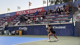 Una de las jugadoras del torneo bastetano, al resto.