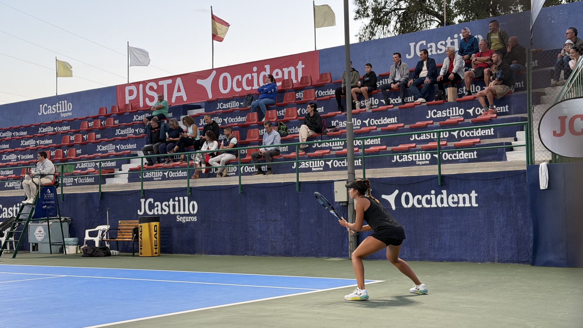 Una de las jugadoras del torneo bastetano, al resto.