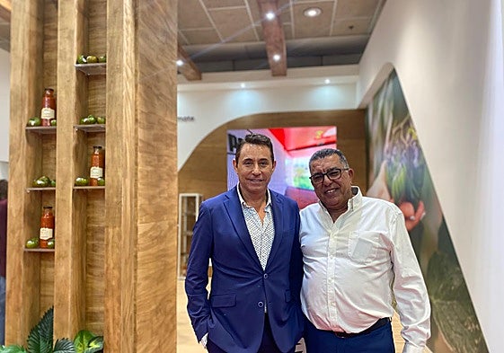 Por la izquierda, el presidente de Biosabor, Francisco Belmonte, en su stand de Fruit Attraction.