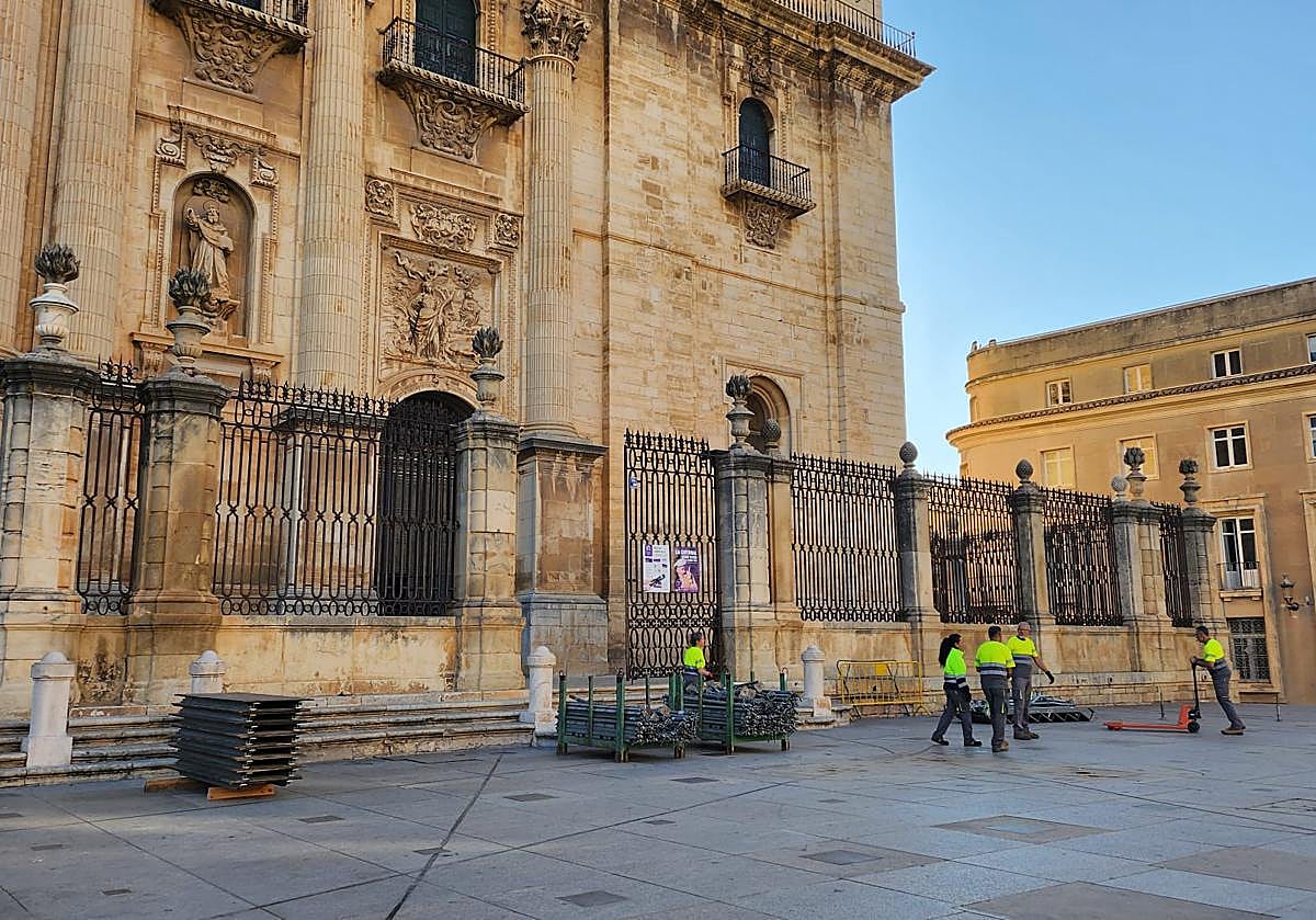 Imagen principal - Montajes, atascos y avisos de cortes de tráfico en Jaén: menos de 48 horas para la Magna