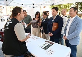 Visita de concejales a uno de los puntos informativos instalados en la ciudad minera.