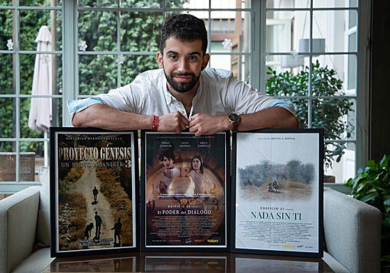 Miguel García Bernal posa con los carteles de tres de sus cortometrajes en el hotel Villa Oniria.