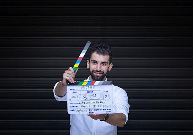 Miguel García Bernal, con la claqueta.